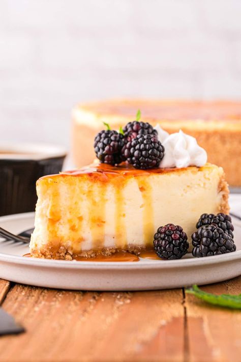 This flavor-packed cheesecake recipe is well worth making or at least bookmarking for next time. It's pretty straightforward to prepare and the flavors are out of this world. Whether you're making this for a birthday or anniversary, because you're planning a dinner party or simply because you love creme brulee and cheesecake and wish to combine the two in one dessert, you'll find this easy creme brulee cheese recipe to be a fantastic fit. How To Make Creme Brulee, Creme Brulee Cheesecake Recipe, Easy Creme Brulee, Brulee Cheesecake, Creme Brulee Cheesecake, Brulee Recipe, Creme Brulee Recipe, Creme Brûlée, Layered Desserts