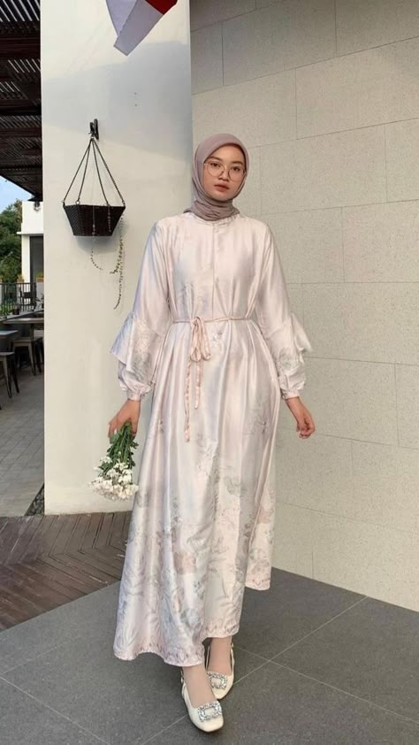 Simple Outfits Hijab, Lebaran Outfit, Dress Simple Elegant, Model Gamis, Hijab Trends, Mode Abaya, Batik Fashion, Style Hijab, Fashion Design Dress