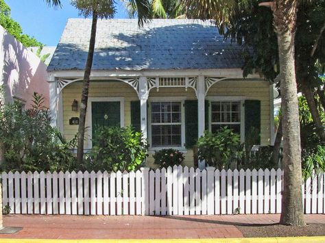 tiny house in Key West Key West Porch, Porch Trim, Conch House, Key West House, Cracker House, Key West Beaches, Florida Cottage, Key West Style, Creole Cottage