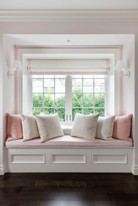 Girls Room Interior Design, Window Alcove, White And Pink Bedding, Hall Window, Pink Kids Bedrooms, Ideas Dormitorio, Bedroom Alcove, Window Seat Nook, Bedroom Window Seat