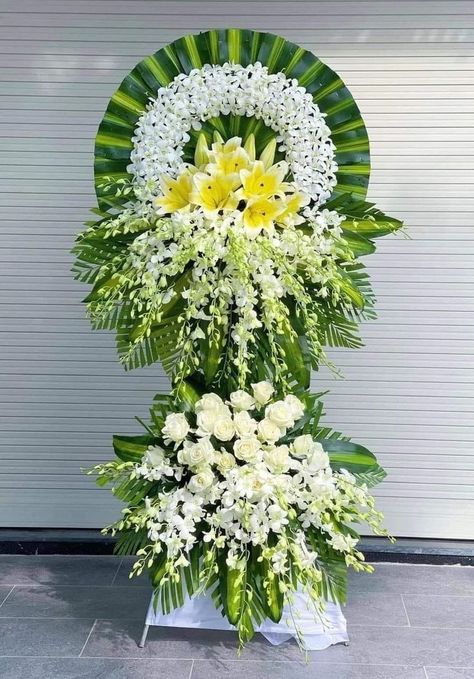 Glass Decor Ideas, Condolence Flowers, Alter Flowers, Simple Stage Decorations, Fake Flower Arrangements, Rose Flower Arrangements, Altar Arrangement, Altar Flowers, Large Flower Arrangements