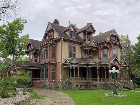 1920s Mansion Exterior, 1920s Mansion, Abandoned Farm, Mansion Exterior, Victorian Beauty, Victorian Mansion, Victorian Style Homes, Farm Houses, Victorian Mansions