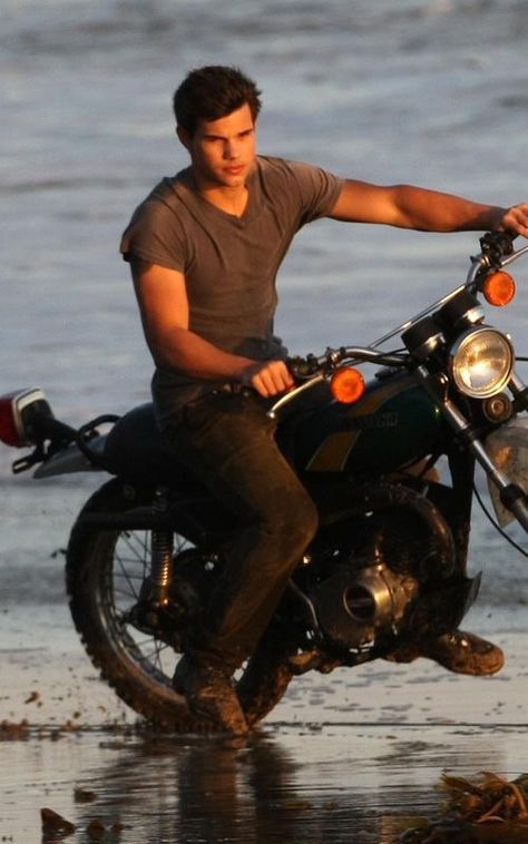 Taylor Lautner Shirtless, Taylor Jacobs, Jacob Black Twilight, Jacob And Bella, Twilight Jacob, Twilight Wolf, Team Jacob, Twilight Photos, Twilight Book