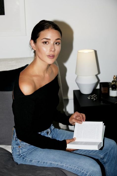 Casual Off The Shoulder Top Outfits, Undone Makeup, Off Shoulder Top Aesthetic, One Shoulder Top Outfit Night, Black Off The Shoulder Top Outfit, Black Off Shoulder Top Outfit, Qawali Night Outfits, Off Shoulder Top Outfit, Off Shoulder Outfit