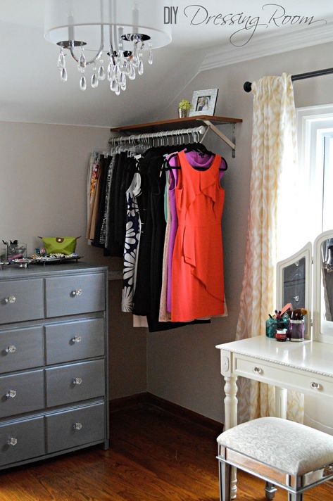 Small Dresser, Clothes Hanging, Casa Vintage, Spare Bedroom, Spare Room, Closet Bedroom, Organization Bedroom, Design Case, My New Room