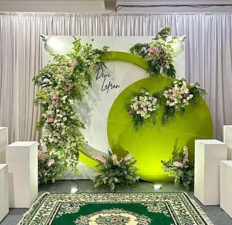 Green Backdrop Wedding, Gold Wedding Reception Tables, Wedding Table Centerpieces Elegant, Flower Wall Decor Diy, Bridal Room Decor, Diy Outdoor Weddings, Wedding Stage Backdrop, Wedding Background Decoration, Wedding Entrance Decor