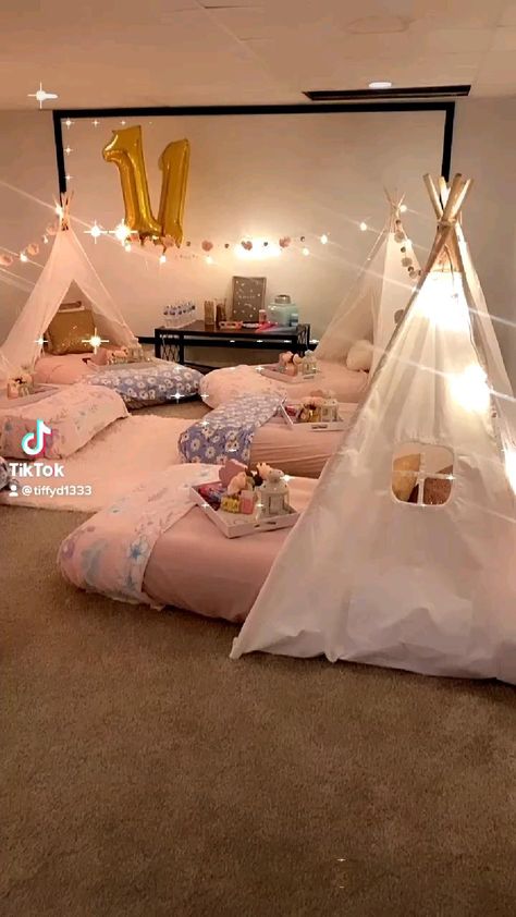 Kids Sleep Over Ideas, Sleepover Sleeping Arrangements, Pijamas Party Ideas, B Day Ideas, Slumber Party Decorations, Girls Sleepover Party, Sleepover Room, Sleepover Beds, Birthday Sleepover Ideas