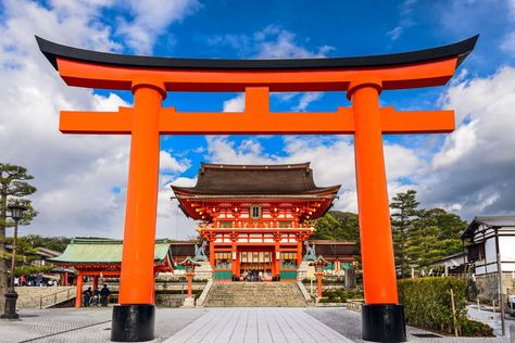 Fushimi Inari-taisha Shrine in Kyoto Japan Japanese Bar, Make My Trip, Fushimi Inari Taisha, Cherry Blossom Japan, Fushimi Inari, Shinto Shrine, Inspiring Things, Visit Japan, Buddhist Temple