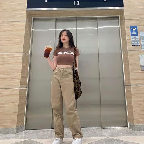 Light Brown Jeans Outfit, Brown Jeans Outfit, Light Brown Jeans, Uni Outfit, Outfit Korean Style, Simple Style Outfits, Outfit Korean, Tiktok Shop, Western Dress