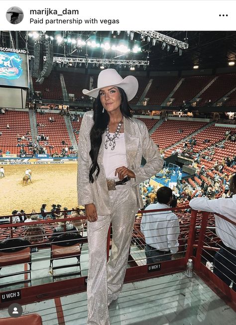 Rodeo Outfits For Women Summer, Vegas Cowgirl, Nfr Outfits For Vegas, Outfits For Vegas, Nfr Outfits For Vegas Cowgirl Fashion, Country Music Concert Outfit, Cowgirl Western Wear, Country Concert Outfit Ideas, Nfr Outfits