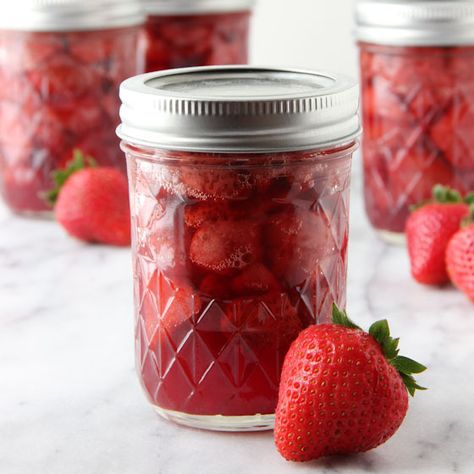 Strawberry Sauce {with canning instructions} Strawberry Sauce Recipe, Canning Fruit, Canning Food Preservation, Canned Food Storage, Canning Tips, Strawberry Sauce, Oreo Dessert, Mango Salsa, Sweet Sauce