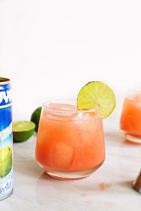 Guava Cocktail Recipes, Guava Drink, Guava Margarita, Fresh Margarita, Guava Recipes, Margarita Cake, Margarita Drink, Boozy Drinks, Pineapple Smoothie