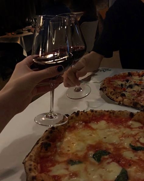 Pizza And Wine Aesthetic Night, Red Wine Date Night Aesthetic, Pizza Wine Aesthetic, Food And Wine Aesthetic, Wine And Pizza Night, Pizza And Wine Night, Pizza And Wine Aesthetic, Pizza Restaurant Aesthetic, Pizza Date Aesthetic