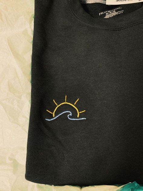 Easy T Shirt Embroidery, Imbrodri Design On Shirt, Easy Embroidery Sweatshirt, Embroidered Waves Simple, Black Sweatshirt Embroidery Ideas, Easy Diy Embroidery Patterns, Simple Wave Embroidery, Embroidery Waves Simple, Easy Shirt Embroidery