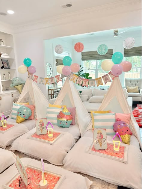 Slumber Party Decorations, Sleepover Room, Sleepover Tents, Birthday Sleepover Ideas, Slumber Party Birthday, Girls Slumber Party, Kids Sleepover, Glamping Party, Teepee Party