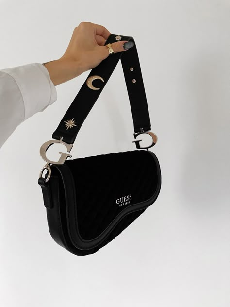 Guess Bags Aesthetic, Guess Bag Outfit, Black Mini Bag, Guess Bag, Simple Look, Trolley Bags, Luggage Backpack, Girly Bags, Back Bag