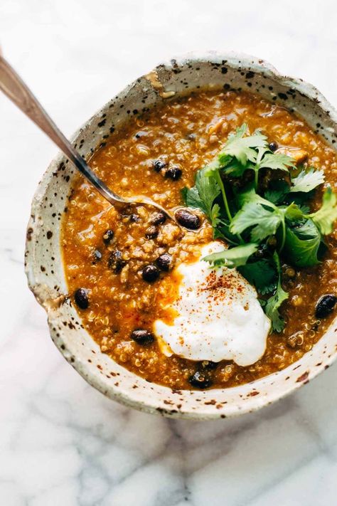 Sweet Potato Turkey Chili - just five basic ingredients for this delicious real food chili recipe! Sweet potatoes, black beans, turkey, onions, and spices. | pinchofyum.com Potato Chili, Sweet Potato Tacos, Sweet Potato Chili, Chili Recipe Easy, Turkey Chili, Gordon Ramsay, 5 Ingredient, How To Cook Quinoa, Healthy Soup