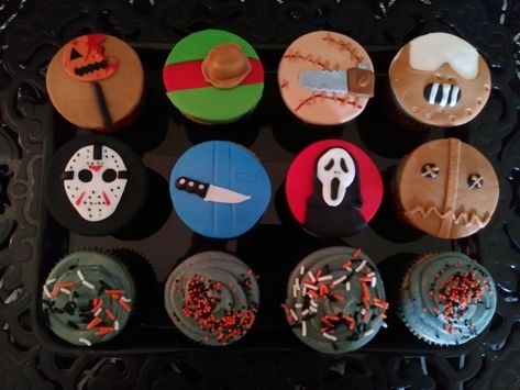 Horror Movie Themed Treats, Scary Movie Cupcakes, Horror Themed Cupcakes, Horror Cupcakes Ideas, Horror Movie Treats, Horror Movie Cupcakes, Horror Sleepover, Horror Movie Birthday Cake, Scary Movie Cakes