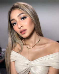 And catch her on #TWBA tonight ✨ Lustrous @nadine • Styled by @myrrhlaoto @carvey_sam • Hair @paulnebres • #makeupbyjellyeugenio Morena Hair Color Ideas Short Hair, Hair Color Ideas Morena, Nadine Lustre Fashion, Lady Luster, Hair Color For Morena Skin, Hair Color For Morena, Color Ideas For Short Hair, Ideas For Short Hair, Nadine Lustre