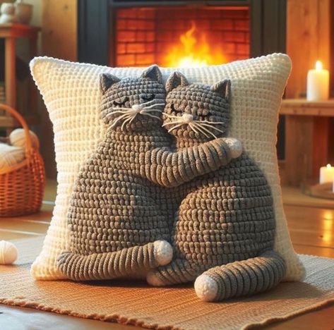 Gift Ideas Crochet, Cat Pillow Pattern, Crochet Cushion Covers, Crochet Cushion Pattern, Patchwork Quilting Designs, Cushion Cover Pattern, Crochet Cushion, Crochet Cat Pattern, Crochet Cushion Cover