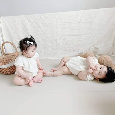 Couple With Baby, Twin Baby Boys, Baby Hug, Twin Baby Girls, Cute Twins, Korean Babies, Asian Babies