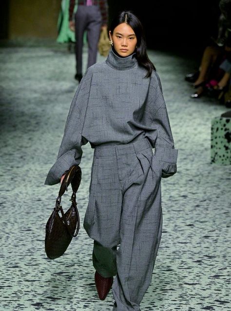 Bottega Veneta Fall 2023, Fall 2025 Outfits, Runway 2024 Fall Winter, Fall Uni Outfits, Unisex Outfits Aesthetic, Trendy Outfits For Fall 2023, Bottega Aesthetic, Brutalism Fashion, Bottega Veneta Aesthetic