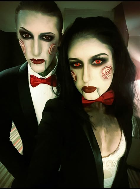 Jigsaw Couple Costume, Halloween Makeup Looks For Couples, Maquillage Halloween Couple, Couple Costume Scary, Horror Couple Costumes, Couple Halloween Costumes From Horror Movies, Halloween Couple Makeup, Couples Halloween Makeup, Makeup Halloween Pareja