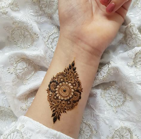 Henna Back Hand, Mehndi Designs Cute, Henna Design Simple, Tattoo Klein, Mehndi Design Bridal, Tattoo Designs Henna, Henna Tattoo Design, Back Hand Mehndi Design, Henna Hands