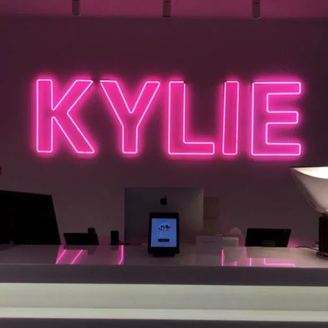 Kylie Kardashian Makeup, Kylie Cosmetics Store, House Fever, Kylie Kardashian, Jenner House, Looks Kylie Jenner, Kylie J, Kylie Kristen Jenner, Glam Room