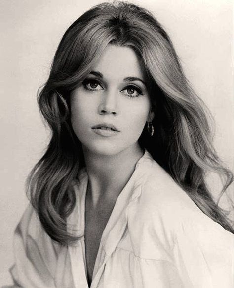 Jane Fonda Barbarella, Jane Fonda Hairstyles, 1960s Hair, 60s Women, 70s Hair, Jane Seymour, Jane Fonda, Iconic Women, White Photo