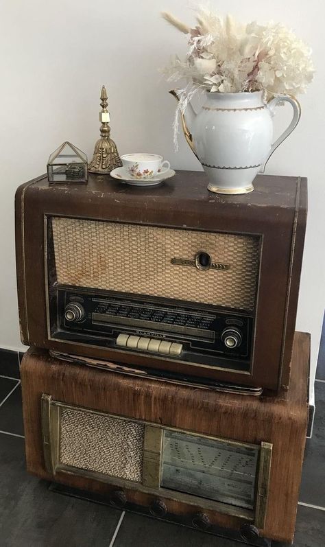 Composition Photo, Old Radio, Rustic Ideas, Radio Vintage, Vintage France, Antique Radio, Old Radios, Decoration Vintage, Vintage Radio