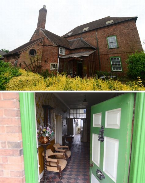 English Farmhouse Left Frozen in Time Since the 1940s - My Modern Met 1940s English Cottage, English Farmhouse Kitchen, 1940s Farmhouse, 1940s Interior, International Style Architecture, Victorian House Interiors, English Farmhouse, Old Country Houses, 1940s Home