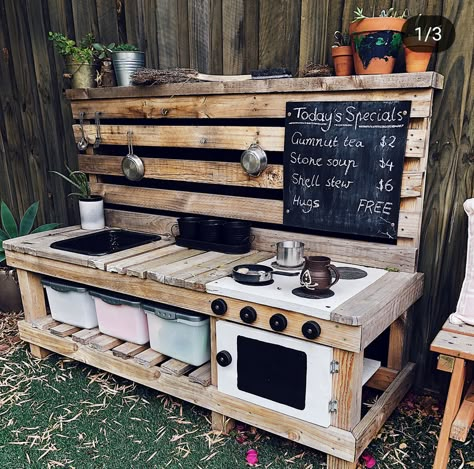 Outdoor Play Kitchen, Vom Avea Un Copil, Mud Kitchen For Kids, Diy Mud Kitchen, Play Kitchens, Outdoor Play Areas, Cubby House, Kids Outdoor Play, Mud Kitchen