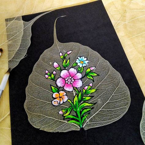 Easy Floral Acrylic Painting on Peepal Skeleton Leaf ll Easy Skeleton Drawing ll Skeleton Leaf Drawing Ideas ll DIY Floral Design Leaf Skeleton Art Painting, Dry Leaf Painting, Peepal Leaf Art Paintings, Leaf Skeleton Craft, Skeleton Leaves Art, Leaf Skeleton Art, Peepal Leaf Art, Skeleton Leaf Art, Peepal Leaf