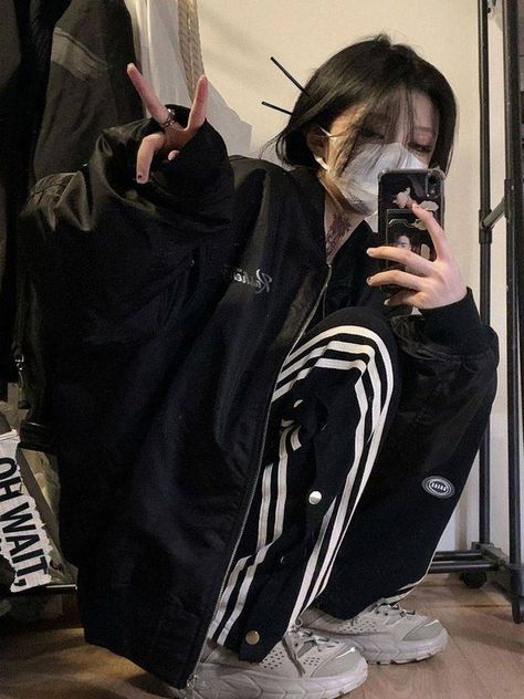 Tomboys style � | Tom boy outfits | Facebook Outfit Ideas With Black Jacket, Cute Oversized Jackets, Woman Fashion 2024, Over Size Hoodie Outfit, Black Oversized Outfit, Black Aesthetic Clothing, Black Windbreaker Outfit, Black Jacket Outfits, Black Aesthetic Outfits