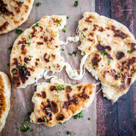 Stuffed Naan, Muffin Meals, Garlic Naan, Garlic Cheese Bread, Garlic Bread Recipe, Homemade Breads, Lunch Dinner Recipes, Butter Cheese, Cheesy Recipes