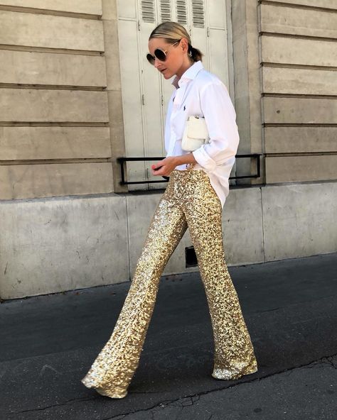 Valérie-Anne on Instagram: “All that glitters is not gold...but what about those sparkling disco pants?! 🕺✨💛✨_________________ #sequinpants #goldpants #glitterpants…” Gold Sequin Pants Outfit, Glitter Pants Outfit, Sequin Trousers Outfits, Gold Pants Outfit, Sequins Pants Outfit, Gold Sequin Pants, Outfit Nero, Sequin Flare Pants, Glitter Pants