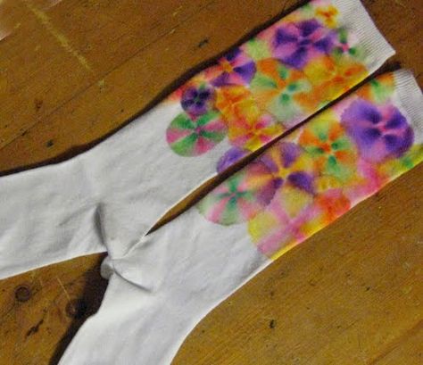 Sharpie Marker Tie-Dye Tutorial.  I already have a pin for this, but I love these socks! Rit Dye Tutorial, Sharpie Tie Dye, Tie Dye Tutorial, Fabric Dyeing Techniques, Dyeing Tutorials, Sharpie Crafts, Diy Sharpie, Tie Dye Socks, Sharpie Markers