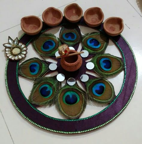 Janmashtami Thali Decoration, Aarati Plates Decoration, Aarti Thali Decoration Ideas Handmade, Aarathi Plates Decoration, Aarti Thali Decoration Ideas, Plate Decoration Ideas, Diy Candles Video, Arti Thali Decoration, Aarti Thali