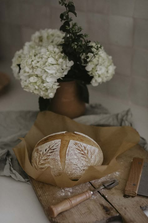 Sourdough Bread Wheat Design. - Discover everything you need to create beautiful sourdough bread from scratch. Sourdough Bread Photography Styling, Beautiful Sourdough Bread, Aesthetic Sourdough Bread, Sourdough Bread Pictures, Sourdough Bread Photography, Sour Dough Bread Designs, Sourdough Bread Design, Baking Bread Aesthetic, Homesteading Pictures