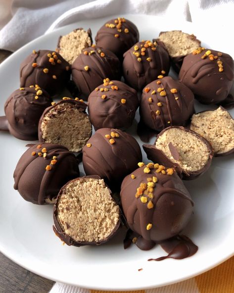 Chocolate Covered Collagen Bites | Paleo friendly energy balls made with collagen, almond butter and maple syrup and dipped in dark chocolate. #paleosnack #lowsugar Collagen Protein Balls, Collagen Bites, Cake Ideas Chocolate, Paleo Protein Balls, Nutella Ice Cream Recipe, Chocolate Cake Ideas, Nutella Ice Cream, Chocolate Ball, Protein Balls Recipes