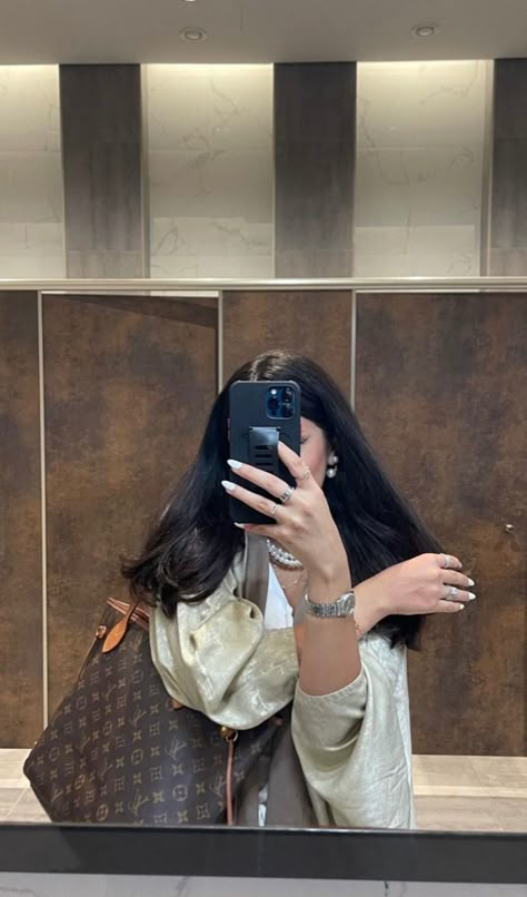 ‎‏𝗦𝗮𝘃𝗲 + 𝗳𝗼𝗹𝗹𝗼𝘄⁎⁺˳✧༚ No Face Selfie Ideas, Face Selfie Ideas, No Face Selfie, Saudi Vibes, No Face Aesthetic, Shoppers Bag, Luxurious Outfits, Abaya Outfits, Face Selfie