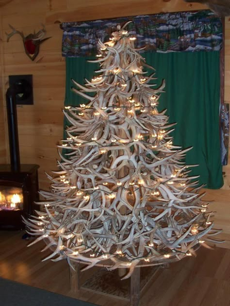 antler christmas tree | Antler Christmas tree | Decor & Design Antler Christmas Tree, Antler Tree, Antler Ideas, Deer Antler Decor, Antlers Decor, Antler Christmas, Antler Crafts, Antler Art, Deer Decor