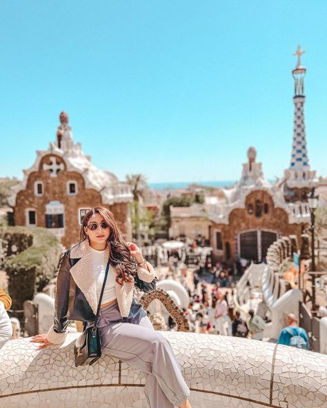 Postcard from Barcelona 🇪🇸 Parque Güell, uno de los lugares más visitados en Barcelona. Un parque privado con un jardín enorme y elementos arquitectónicos impresionantes y distintivos diseñados por el renombrado arquitecto catalán, Antoni Gaudí. ¡Siempre está lleno de gente, Recuerda comprar tus entradas con anticipación. . . . #bareclona #spaintravel #parkguell #barcelonacity #wanderlustface #traveleurope #colorfulmoments #parkguellbarcelona #travelguru #alwaystraveling #womantraveller #t... Barcelona In Winter, Barcelona Park Guell, Parque Guell, Barcelona Spain Travel, Park Guell, Remember Why You Started, Lovely Places, Spain Travel, Barcelona Spain