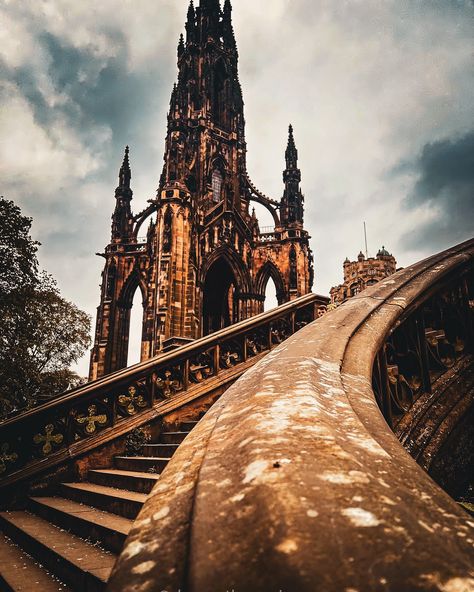 A must-see for any Edinburgh visitor is the Scott Monument. This Gothic giant honours Sir Walter Scott, a literary legend. Fun fact: you can climb it for epic views (287 steps!) Plus, keep an eye out for the 68 characters from Scott’s works (and some famous Scots like Mary, Queen of Scots and Robert the Bruce) decorating the monument 🏰❤️‍🔥 Great photo opportunity too! 😍📸 What’s your favourite place you’ve visited in Edinburgh so far? 🤔 #edinburghcastle #royalmileedinburgh #royalmile #edi... Edinburgh Scotland Travel, Royal Mile Edinburgh, Robert The Bruce, Scott Monument, Edinburgh Travel, Sir Walter Scott, Queen Of Scots, Photo Opportunity, Walter Scott