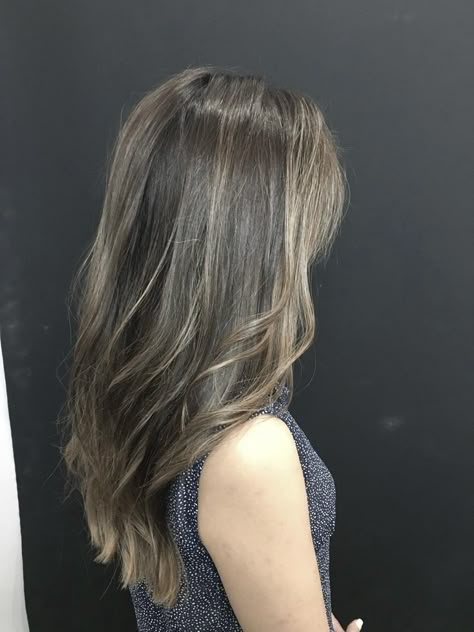 Asian Hair Color Straight, Best Highlights For Asian Hair, Asian Caramel Highlights, Asian Caramel Balayage, Hair Color Ideas For Brunettes Asian, Caramel Brown Hair Asian, Highlights Brown Hair Aesthetic, Brown With Highlights Caramel, Caramel Balayage Asian Hair