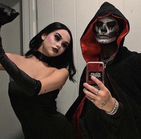 Maggie Lindemann, Fantasias Halloween, Blackest Knight, Dark Photography, Grunge Style, Couples Costumes, Retro Aesthetic, Vintage Aesthetic, Grunge Outfits