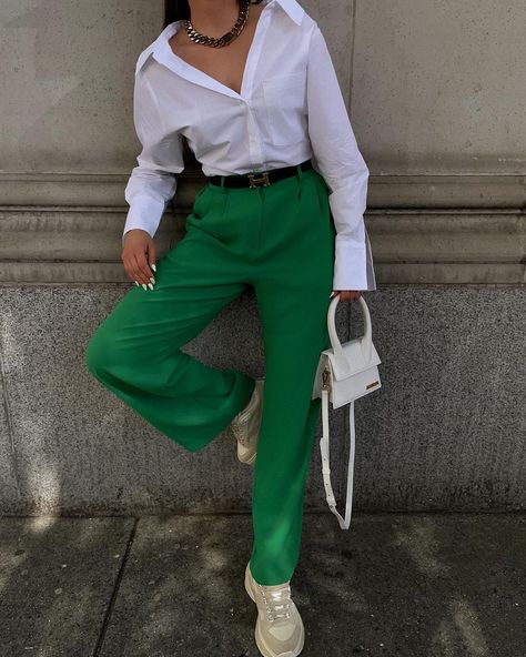 Green Pants Outfit, Long Pants Outfit, White Pants Outfit, White Shirt Outfits, New Years Outfit, Funky Outfits, Casual Day Outfits, Green Outfit, Fashion Hacks Clothes