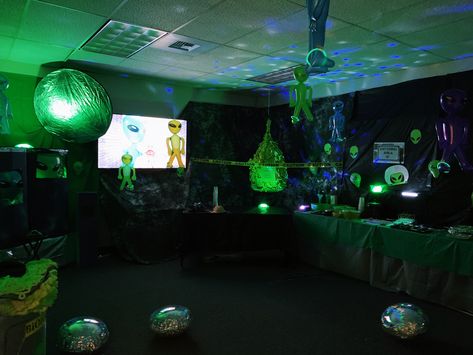 Area 51 Party Decorations, Area 51 Halloween Decor, Alien Themed Birthday Party, Alien Party Ideas, Area 51 Party, Wedding Dj Booth, Themed Party Outfits, Alien Birthday Party, Alien Birthday