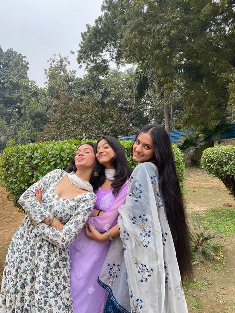 Teachers Day Outfit Indian, Desi Friends Photoshoot Ideas, Desi Poses With Friends, Sisters Photoshoot Poses, Bff Poses, Desi Vibes, Pani Puri, Sisters Photoshoot, Desi Fits